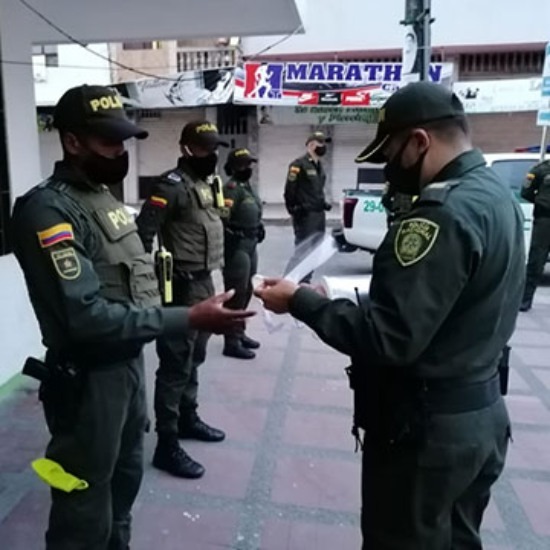 Policías entregando antibacterial